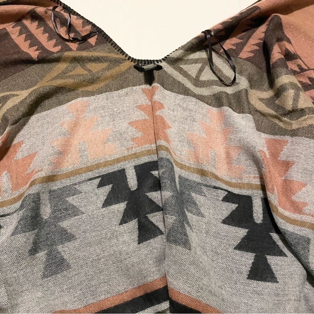 LA Express Shawl Poncho Wrap One Size - Picture 8 of 11